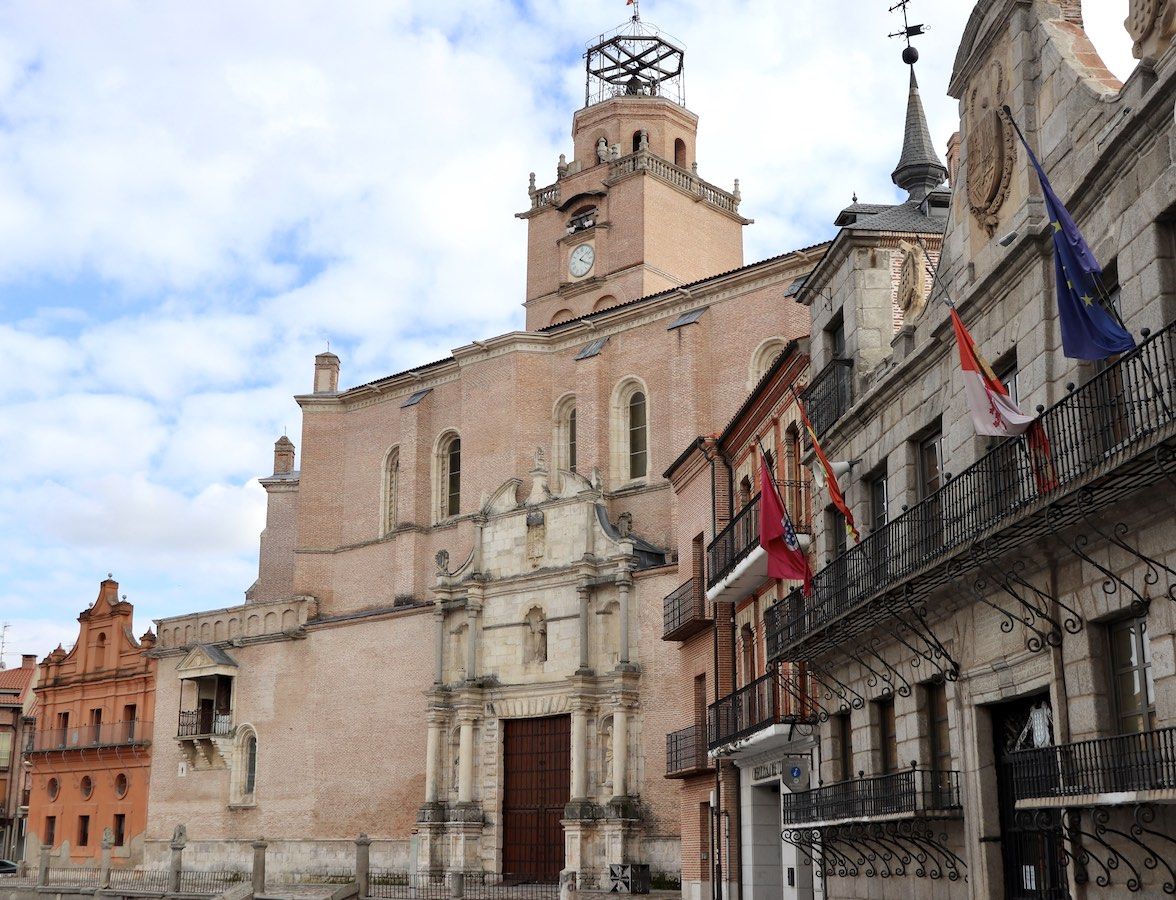 Colegiata de San Antolín, Oficina de Turismo y Ayuntamiento en un extremo de la Plaza Mayor de la Hispanidad
