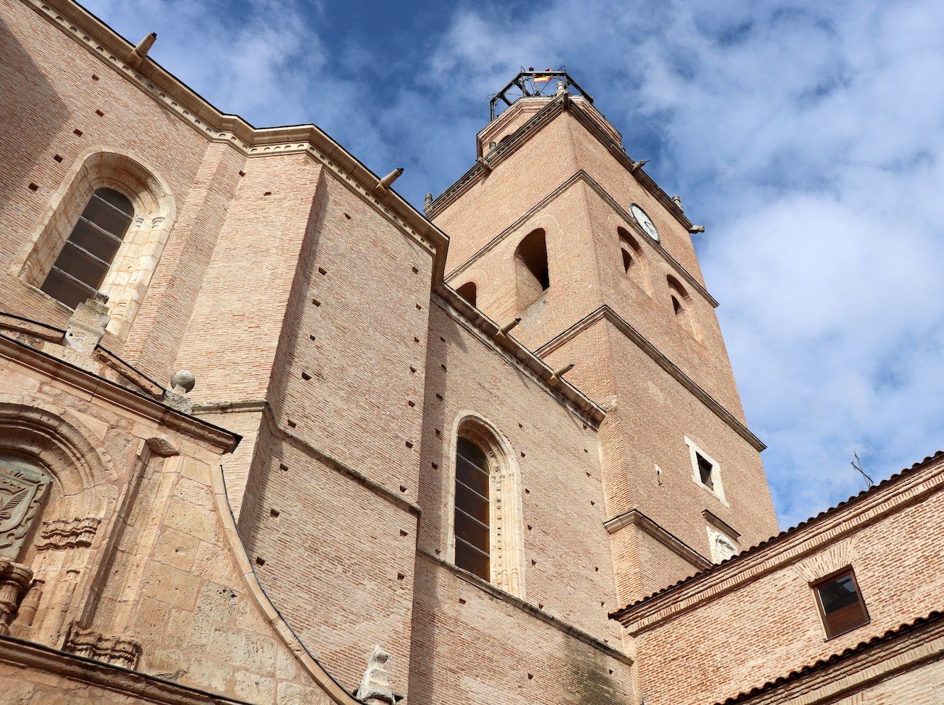 Por la parte posterior del templo se accede a la torre de la colegiata