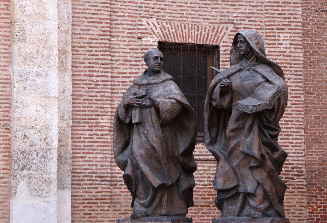 Estatuas de Santa Teresa y San Juan junto a la iglesia de las Carmelitas