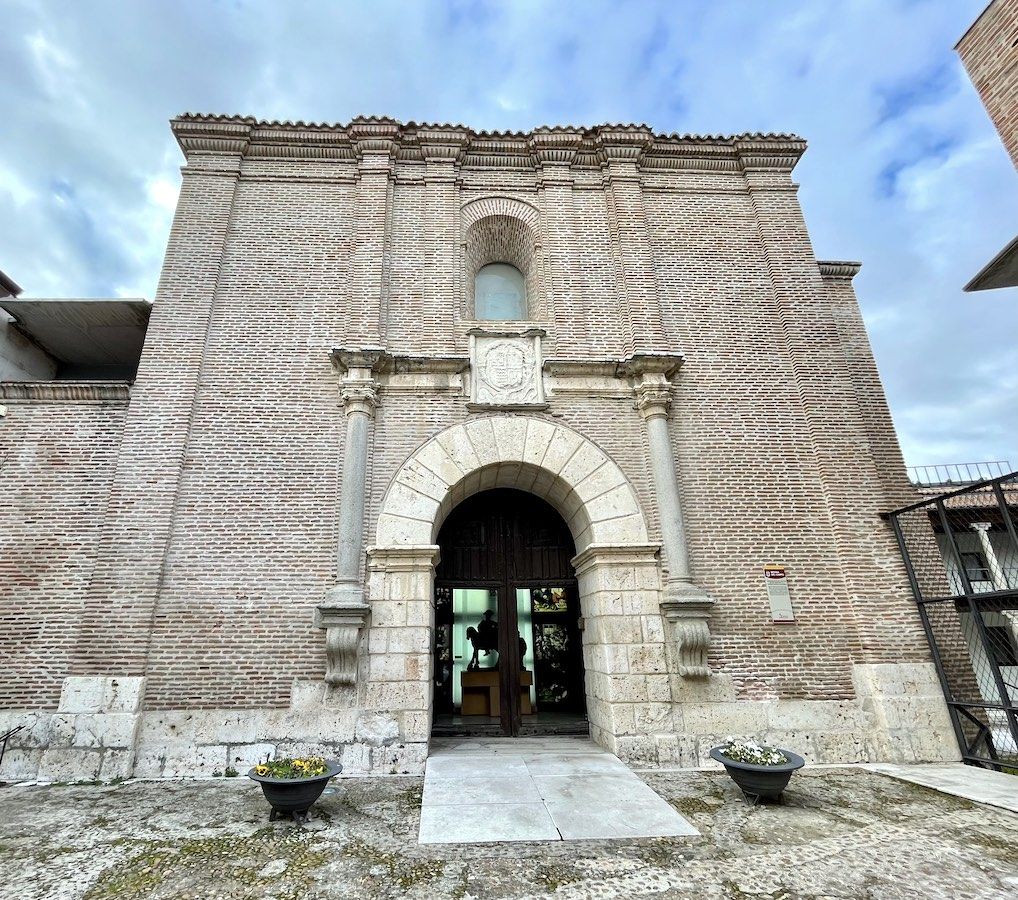 Estatuas de Santa Teresa y San Juan junto a la iglesia de las Carmelitas