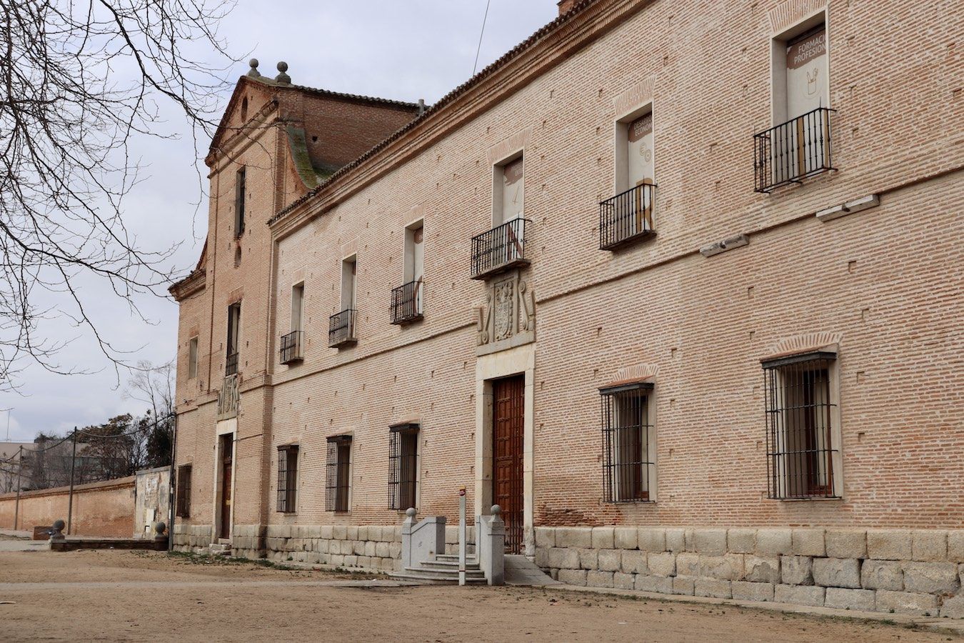 Fachada de ladrillo del Hospital Simón Ruiz de Medina del Campo