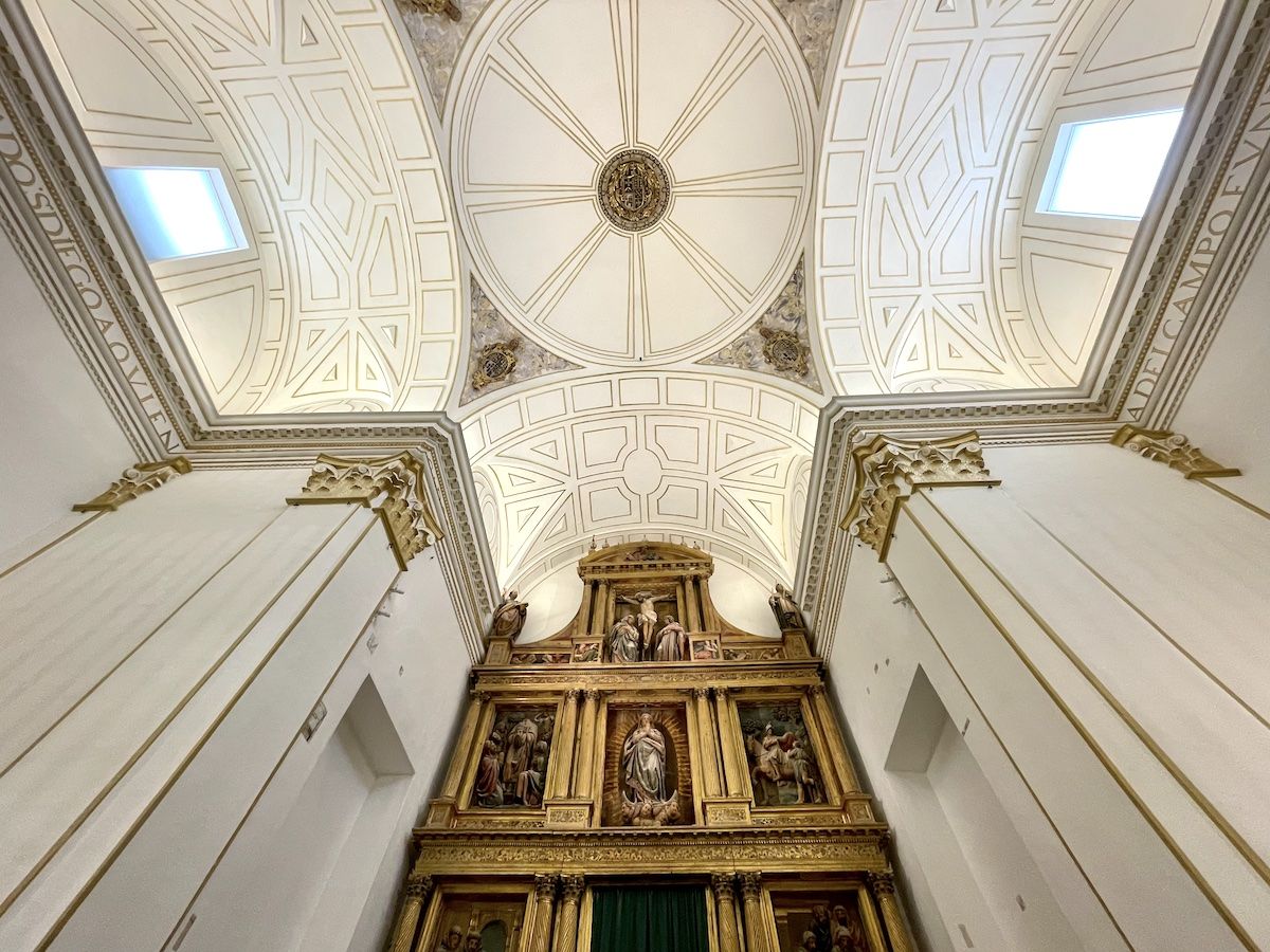 Mirando hacia lo alto del retablo de la iglesia del Hospital Simón Ruiz