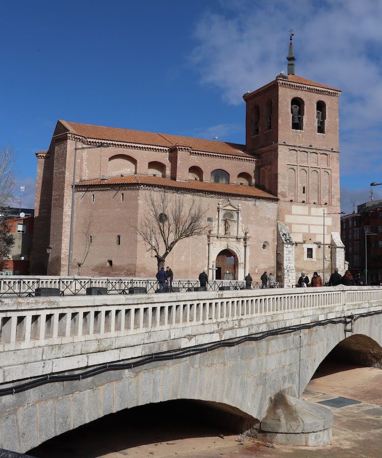 Iglesia de San Miguel junto al cauce del Río Zapardiel