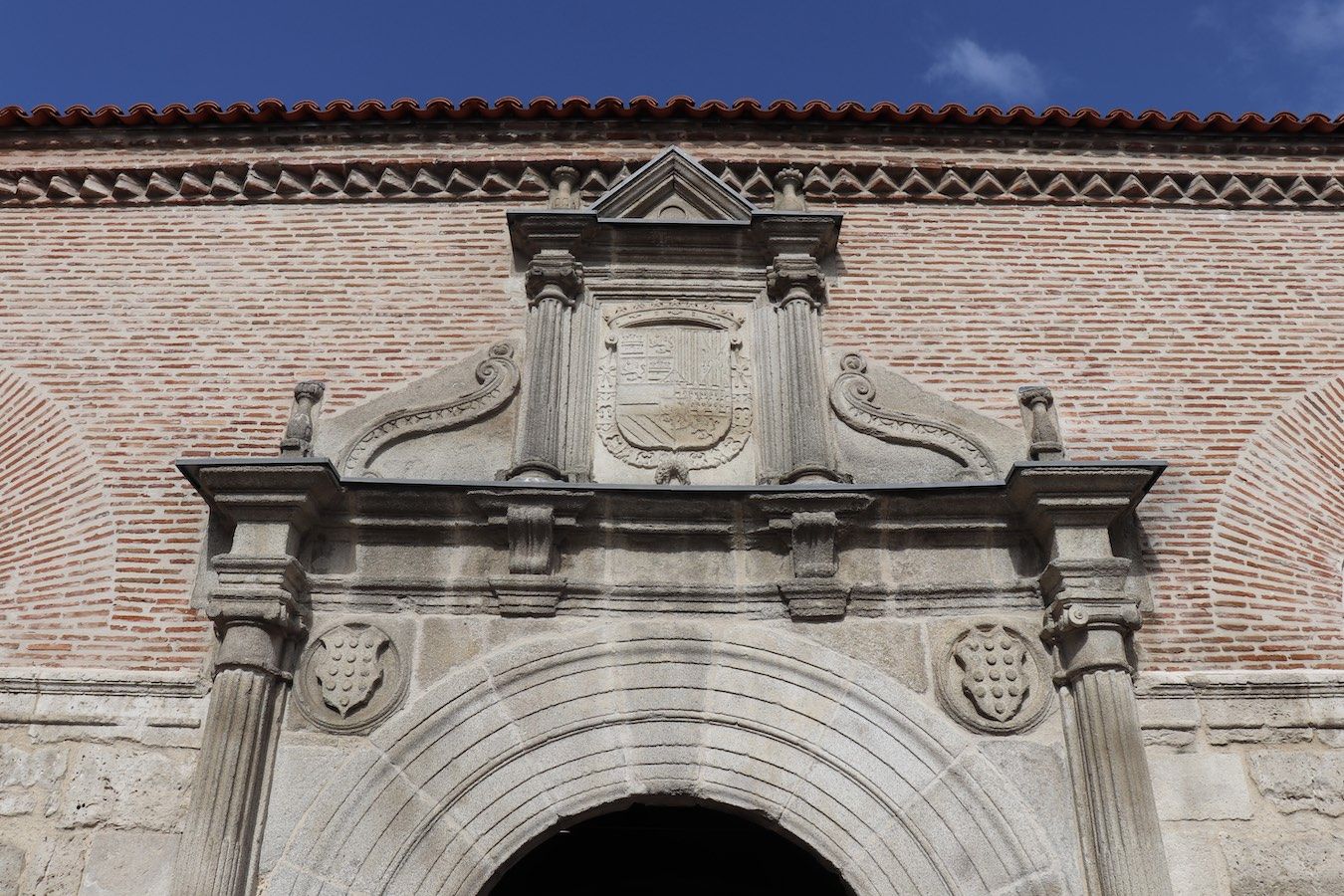 Portada de acceso a las Reales Carnicerías con el escudo real en el centro y las armas de la villa en los laterales
