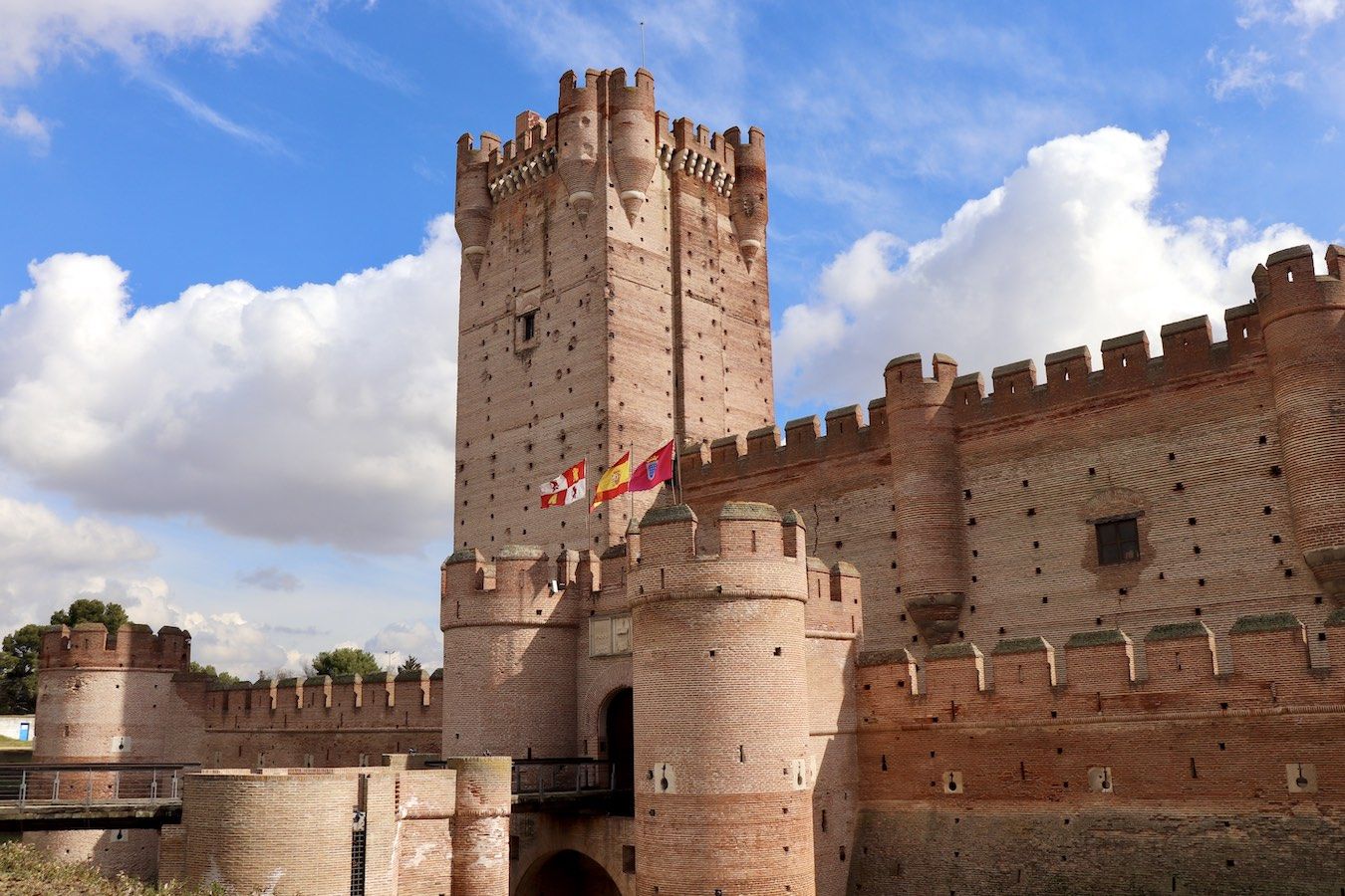 Puerta de acceso del Castillo de La Mota de la que parte el segundo muro defensivo construido por los Reyes Católicos