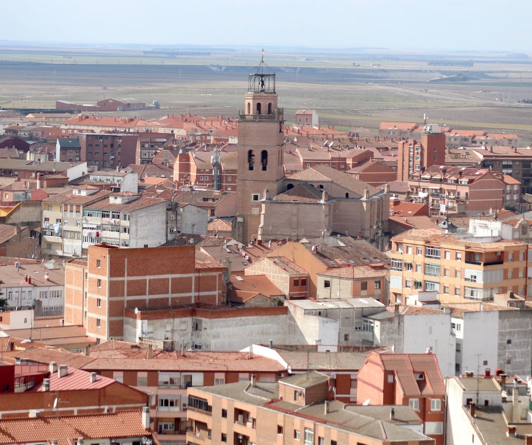 Vista del centro de Medina del Campo desde lo alto de la Torre del Homenaje: sobresale la silueta de la torre de la Colegiata