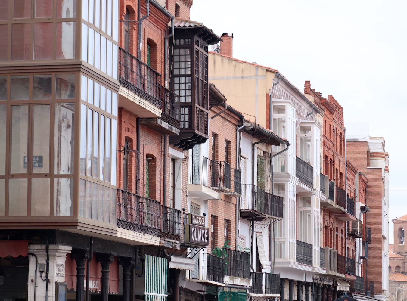 Casas con soportales de la Plaza Mayor de la Hispanidad