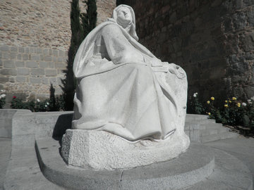Escultura que recuerda a Santa Teresa de Jesús, a los pies de la Muralla de Ávila. EM
