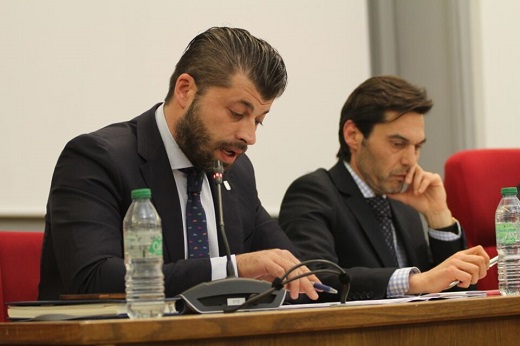 Borja del Barrio durante la explicación del proyecto en el pleno // Foto: La Voz
