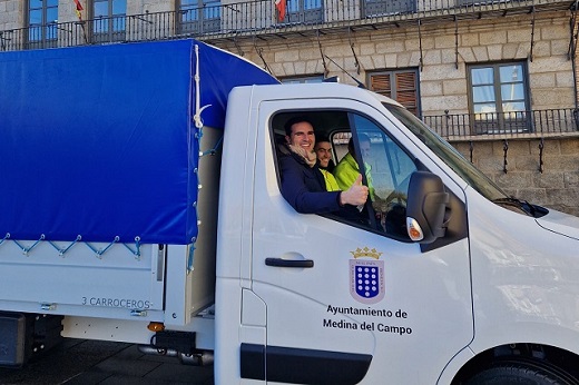 Un nuevo camión multiusos se suma a la flota de 26 vehículos del Ayuntamiento de Medina del Campo para mejorar el servicio de obras.