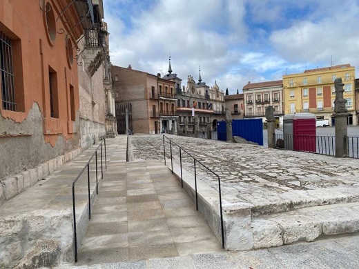 Finalizan las obras en el atrio de la Colegiata de San Antolín de Medina del Campo.