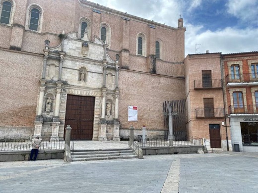 Finalizan las obras en el atrio de la Colegiata de San Antolín de Medina del Campo.