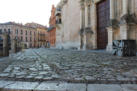 Finalizan las obras en el atrio de la Colegiata de San Antolín de Medina del Campo.