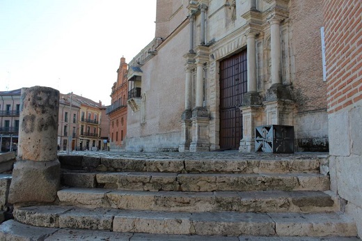 Finalizan las obras en el atrio de la Colegiata de San Antolín de Medina del Campo.