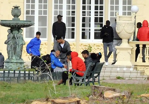 Varias de las personas migrantes realojadas en el balneario Las Salinas de Medina del Campo. Rodrigo Jiménez