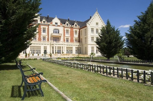 El hotel balneario Palacio de Las Salinas, en Medina del Campo.
- HOTEL BALNEARIO PALACIO DE LAS SALINAS