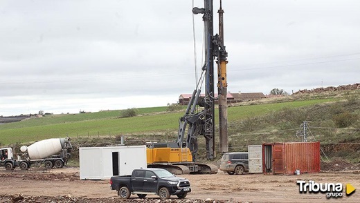 Trabajadores y maquinaria en las obras del Puerto Seco de Salamanca ( Fotos: T. Sánchez)