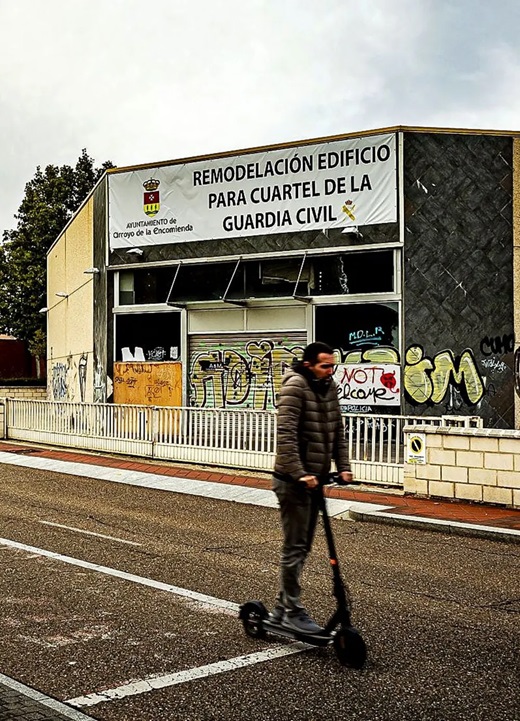 Edificio en el que se instalará el nuevo cuartel de la Guardia Civil de Arroyo. - Foto: J. Tajes