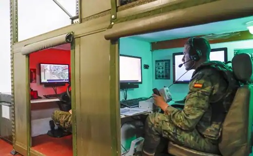 Un militar, en uno de los simuladores en la base de El Empecinado. / MARCO ROMERO-MINISTERIO DE DEFENSA