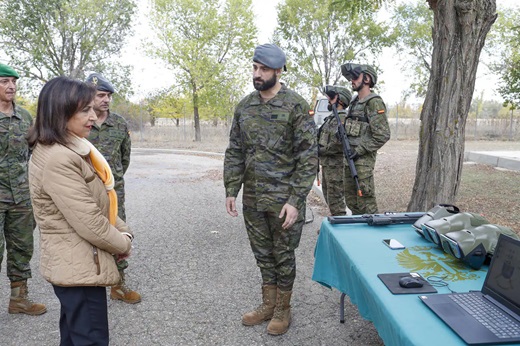 La ministra de Defensa, Margarita Robles, durante su visita a la base en octubre de 2022. / MARCOS ROMERO-MINISTERIO DE DEFENSA