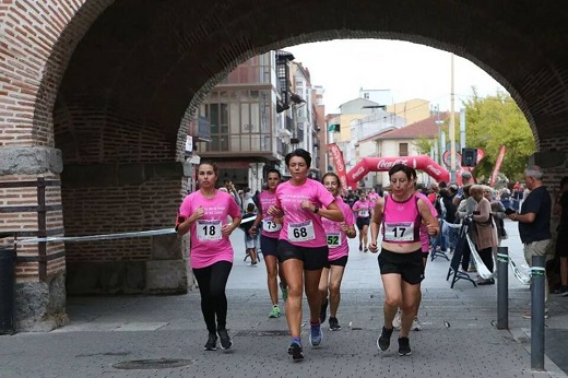 Éxito rotundo en Medina del Campo: Más de 1000 mujeres tiñen las calles de rosa en la Carrera de la Mujer.