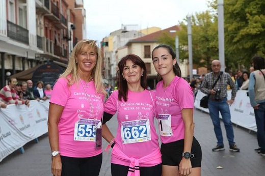 Éxito rotundo en Medina del Campo: Más de 1000 mujeres tiñen las calles de rosa en la Carrera de la Mujer.