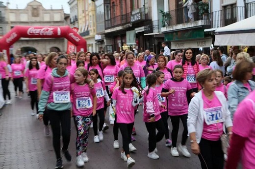 Éxito rotundo en Medina del Campo: Más de 1000 mujeres tiñen las calles de rosa en la Carrera de la Mujer.