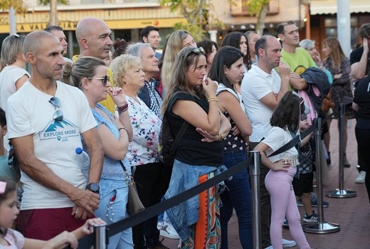 Aficionados presenciando las competiciones de esgrima en Medina. / J. M. LOTAU