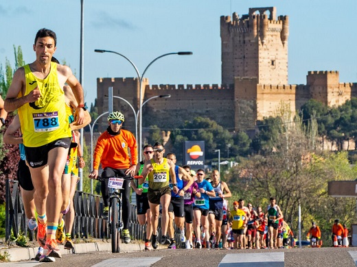 'En grupo' de Benjamín Redondo / Foto: Media Maratón y 10 km de Medina del Campo