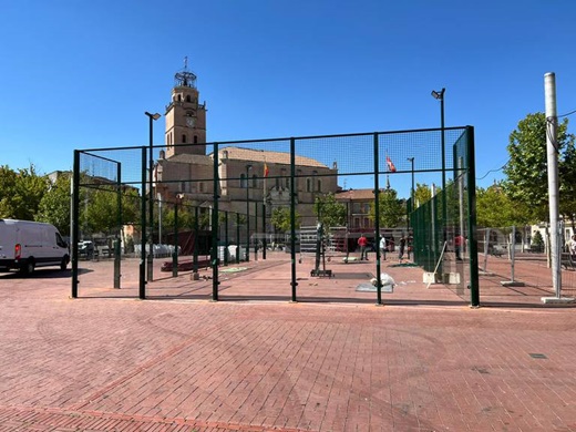 Instalación de la pista de pádel en la Plaza Mayor de Medina del Campo / Cadena SER