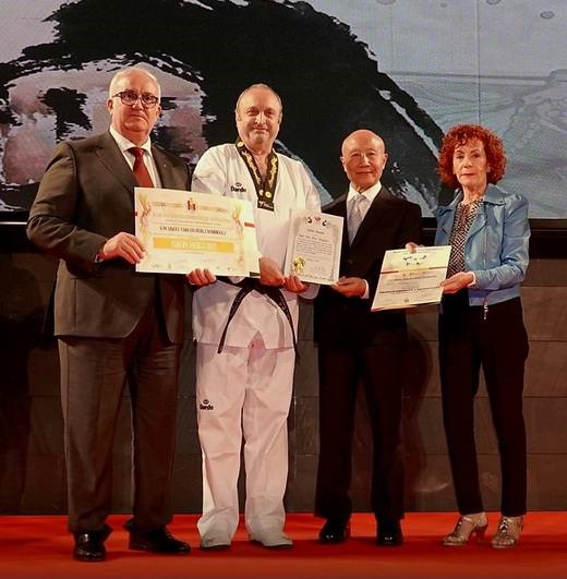 Jesús Castellanos, Lee Kyu Hyung y María Ángeles Urmeneta con Ángel Carlos Pérez, Gele. E. C.