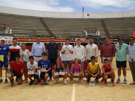 Foto de familia en la entrega de premios del I Open de Tenis de Medina del Campo / Cadena SER