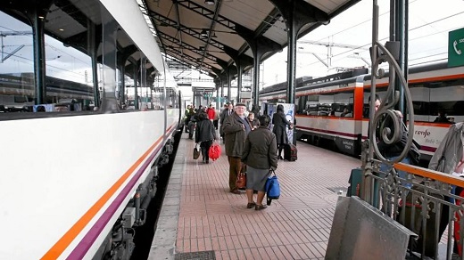 Trenes de media distancia en la estación de ferrocarriles del Campo Grande, en Valladolid larazon La Razón