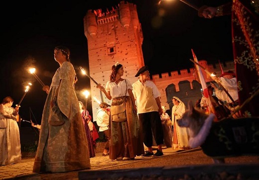 Uno de los momentos del desfile de antorchas, que tuvo lugar el sábado por la noche en Medina. Jaci Navas. 