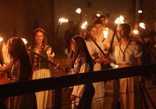 Desfile de antorchas en la Feria Renacentista de Medina del Campo, este sábado por la noche. Jaci Navas ( Reportaje fotográfico )