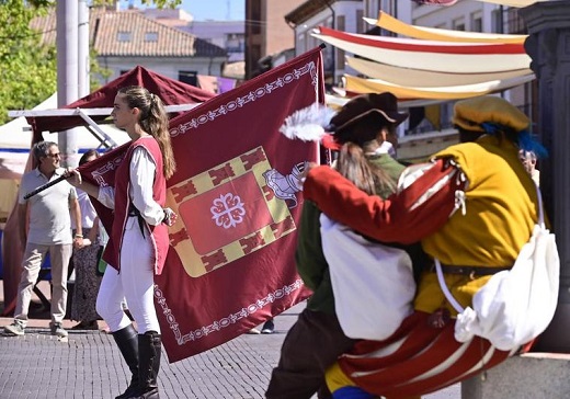 Una joven porta una Una joven porta una bandera durante uno de los desfiles, este sábado. Rodrigo Jiménez (REPORTAJE FOTOGRÁFICO)