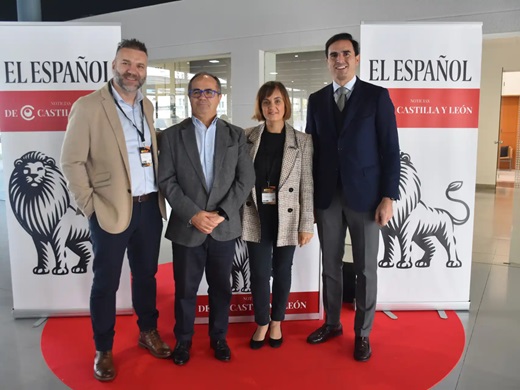 El director de comunicación de EL ESPAÑOL - Noticias de Castilla y León, Francisco Izquierdo; el director de La 8 Valladolid, Florencio Carrera; la directora de EL ESPAÑOL - Noticias de Castilla y León, Silvia García; y el alcalde de Medina del Campo, Guzmán Gómez