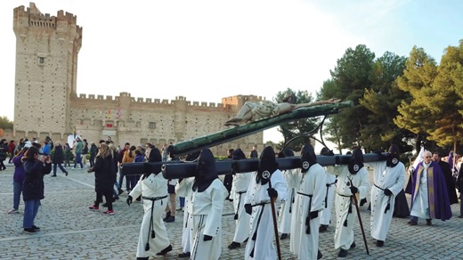 La procesión del Sacrificio y el castillo de la Mota de fondo conjugan dos de los grandes atractivos de Medina del Campo Miriam Chacón ICAL