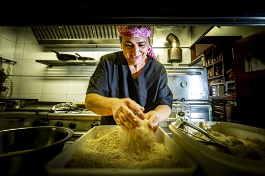 Elena Vegas, en la cocina del restaurante El Mortero. - Foto: Jonathan Tajes