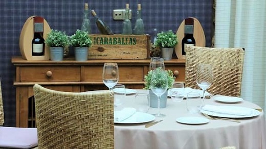 Salón comedor del Hotel Villa de Ferias – La mesa del Conde 
