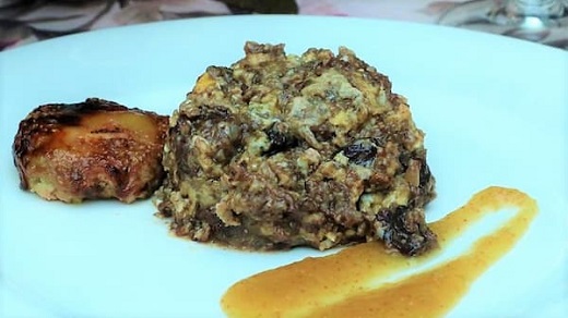 Timbal de morcilla, compota de manzana y micuit caramelizado – La mesa del Conde 