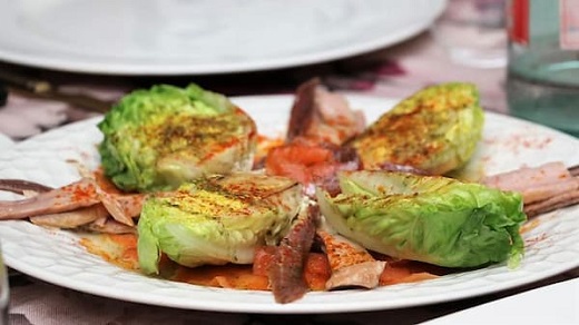 Ensalada de cogollos de lechuga, anchoas y ahumados – La mesa del Conde