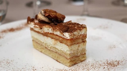 Tarta pinariega, piñón, canela, nata y crema de vainilla – La mesa del Conde 