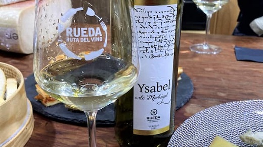 Vino Ysabel maridando la degustación de quesos – La mesa del Conde 