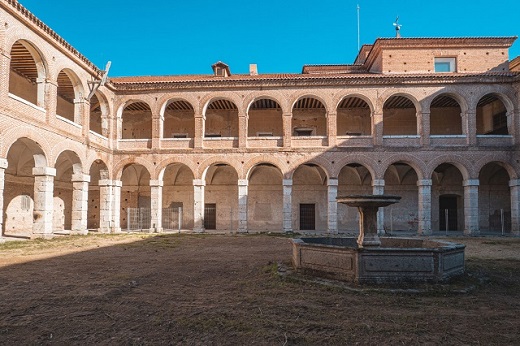 Interior del patio del Hospital de la Purísima Concepción y San FDiego de Slcalá o de Simón Ruiz de Medina del Campo.