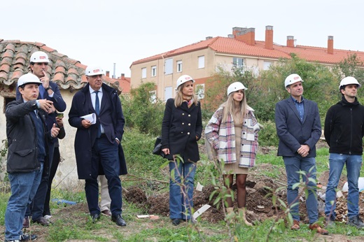 Director General del Patrimonio Cultural, Juan Carlos Prieto Vielba junto al alcalde de Medina del Campo Guzmán Gómez Alonso en las obras de restauración y rehabilitación del Hospital Simón Ruiz.