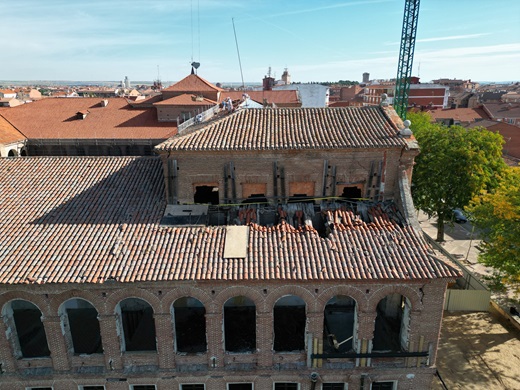 Director General del Patrimonio Cultural, Juan Carlos Prieto Vielba junto al alcalde de Meddina del Campo Guzmán Gómez Alonso en las obras de restauración y rehabilitación del Hospital Simón Ruiz.