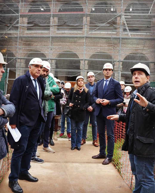 Director General del Patrimonio Cultural, Juan Carlos Prieto Vielba junto al alcalde de Meddina del Campo Guzmán Gómez Alonso en las obras de restauración y rehabilitación del Hospital Simón Ruiz.