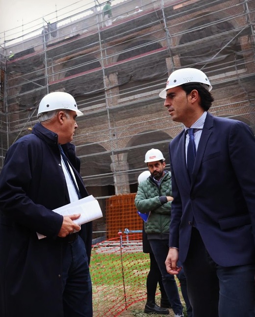 Director General del Patrimonio Cultural, Juan Carlos Prieto Vielba junto al alcalde de Meddina del Campo Guzmán Gómez Alonso en las obras de restauración y rehabilitación del Hospital Simón Ruiz.