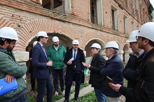 Director General del Patrimonio Cultural, Juan Carlos Prieto Vielba junto al alcalde de Meddina del Campo Guzmán Gómez Alonso en las obras de restauración y rehabilitación del Hospital Simón Ruiz.